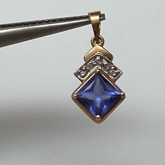 10K Yellow Gold Created Princess Cut Tanzanite and Diamond Pendant 1.3 grams